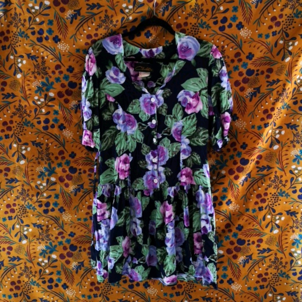 VTG floral sundress with scalloped neckline!